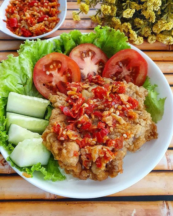 ayam goreng geprek sambal bawng